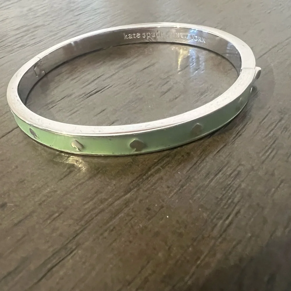 New without tags Kate Spade Green Bracelet with Heart Accents - Picture 3 of 4